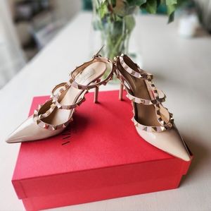 Valentino Garavani Rockstud ankle strap pump in patent leather Nude Color 36